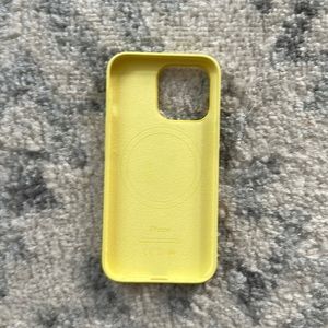 iPhone 13/13 Pro silicone case in lemon zest